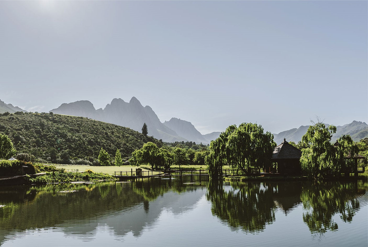 Blick auf einen kleinen See im Grünen beim südafrikanischen Weingut Stark-Condé