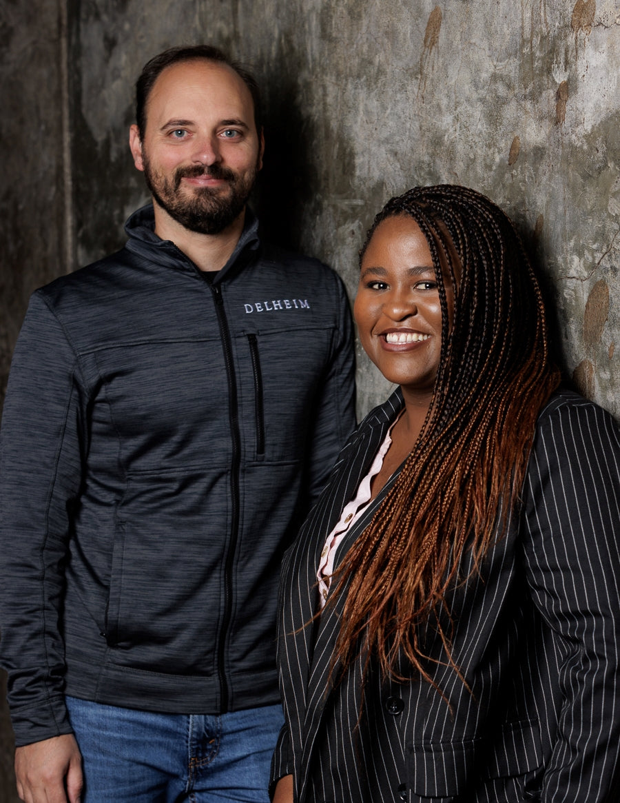 Portrait von Kellermeister und Winzerin vom Weingut Delheim