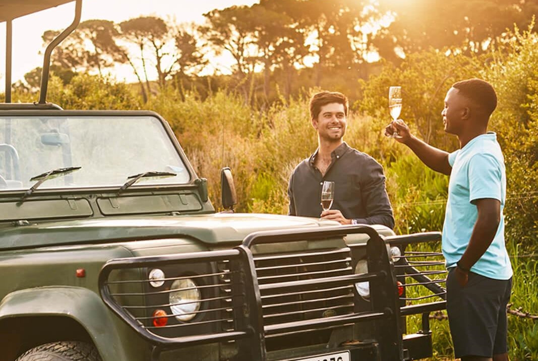 2 junge Männer auf Wein-Safari