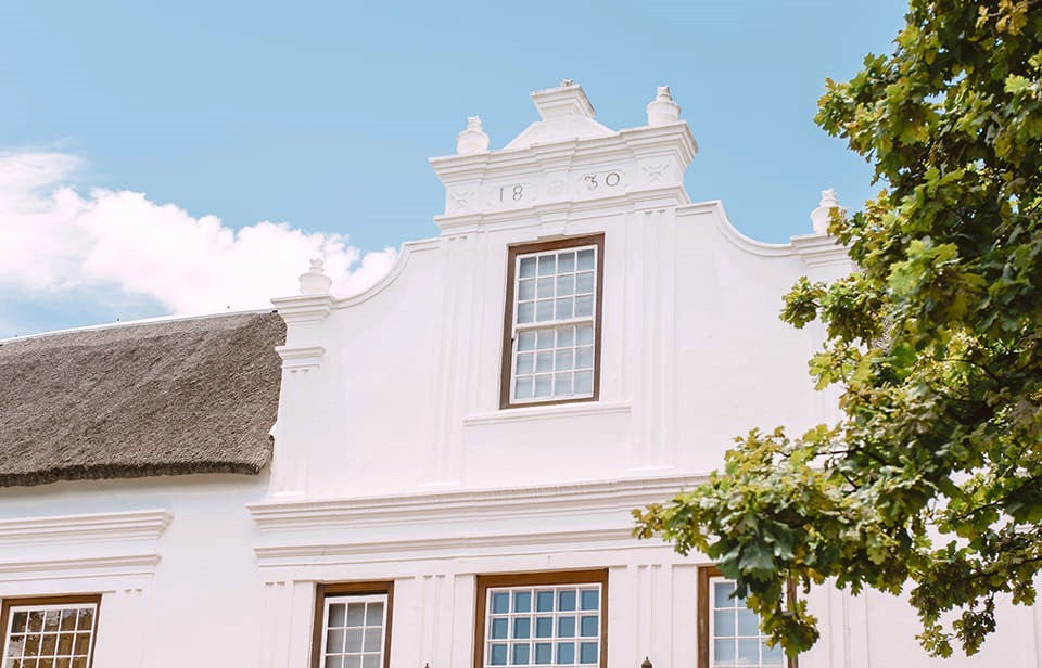 Das original Haupthaus aus dem Jahr 1830 mit dem wunderschönen historischen Dachgiebel